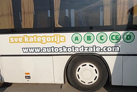 brendirani autobus auto skole dzale fotografisan sa strane