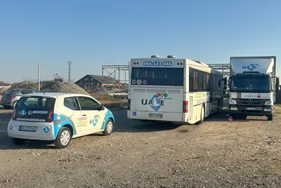 automobili, autobus i kamion auto škole Džale na parkingu